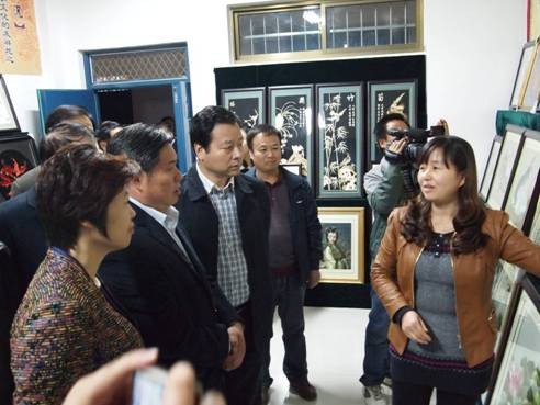 千阳县职业中专教师向省市领导介绍民族织绣专业 千阳县职业中专教师向省市领导介绍民族织绣专业